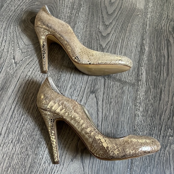 Kelsi Dagger Super fun Gold/Tan Suede Pumps - Picture 4 of 8